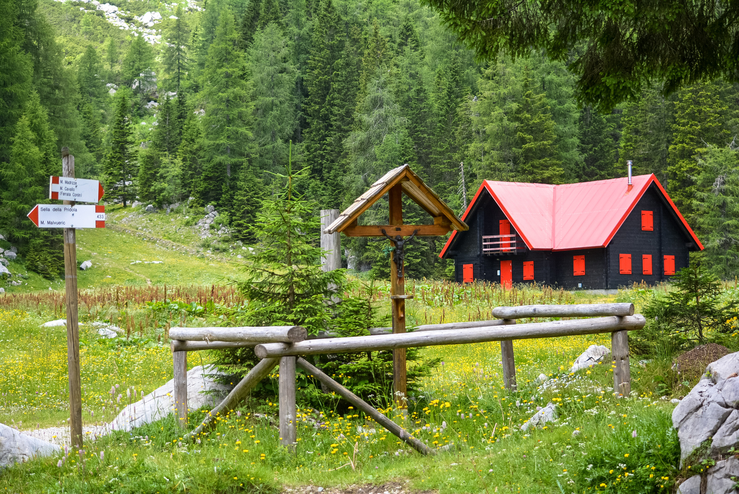 Lago di Pramollo, lungo il confine